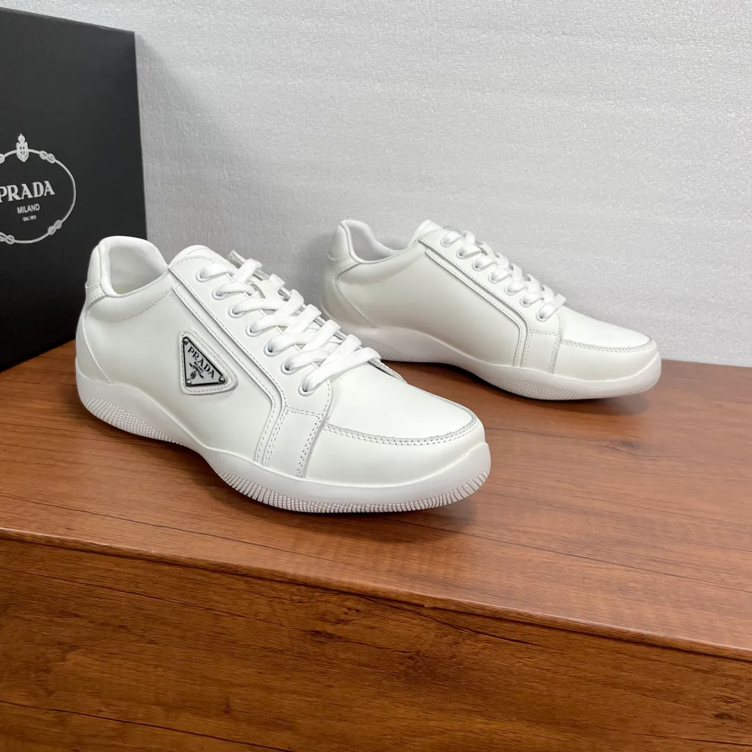 💰720 Code: YS003342 Prada/Prada men’s new leather sneakers. This sneaker is made of imported calf leather and is inspired by classic aesthetic concepts. The tongue is decorated with the recognizable P RADA MILANO embossed logo, the outside is decorated with the classic triangular metal enamel logo, and the all-metal enamel eyelets further enhance the style. Equipped with 3.5cm iconic red label lightweight elastic rubber soles, fabric and cowhide mixed lining, and silk-printed logo cowhide foot pads. The style is versatile and durable, comfortable and breathable, and comes with a full set of original packaging dust bags! Code number: 39-40-41-42-43-44 standard leather shoe code (45 can be customized but returns and exchanges are not supported) Item number: 2EE768 white